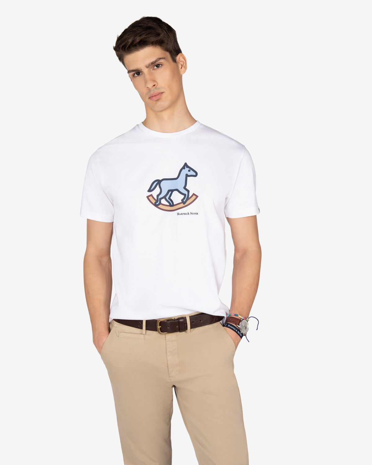 Camiseta ROCKING HORSE blanca de Harper & Neyer, look frontal con chino beige y cinturón marrón