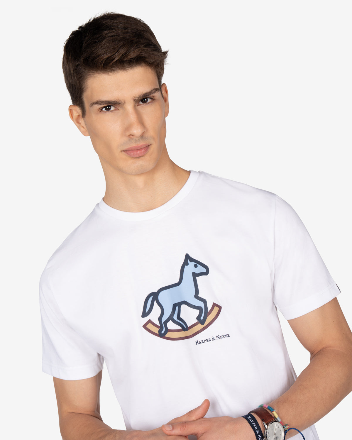 Camiseta ROCKING HORSE de Harper & Neyer en algodón blanco, plano medio con caballo de balancín estampado