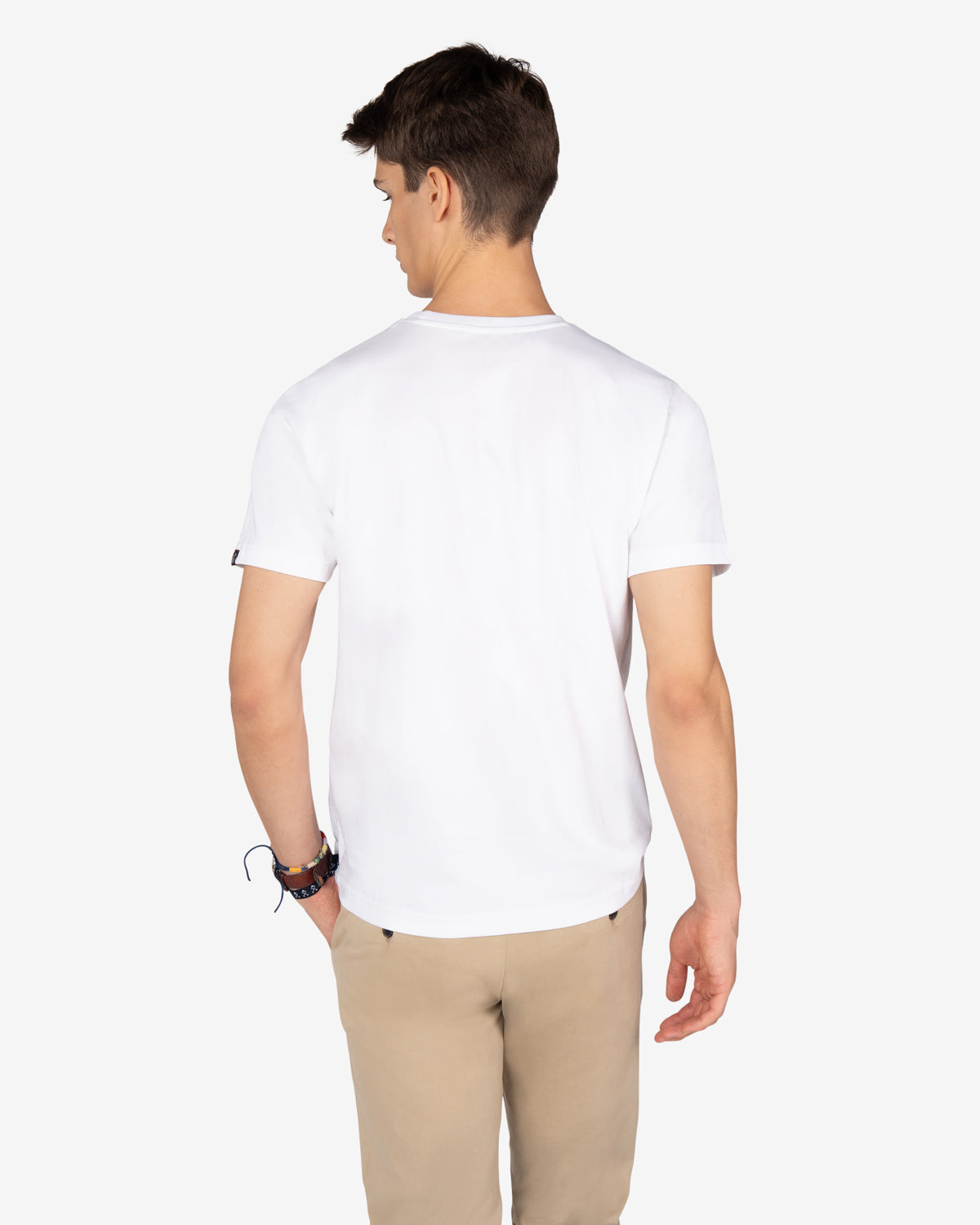 Camiseta ROCKING HORSE blanca de Harper & Neyer, vista trasera con modelo y chino beige