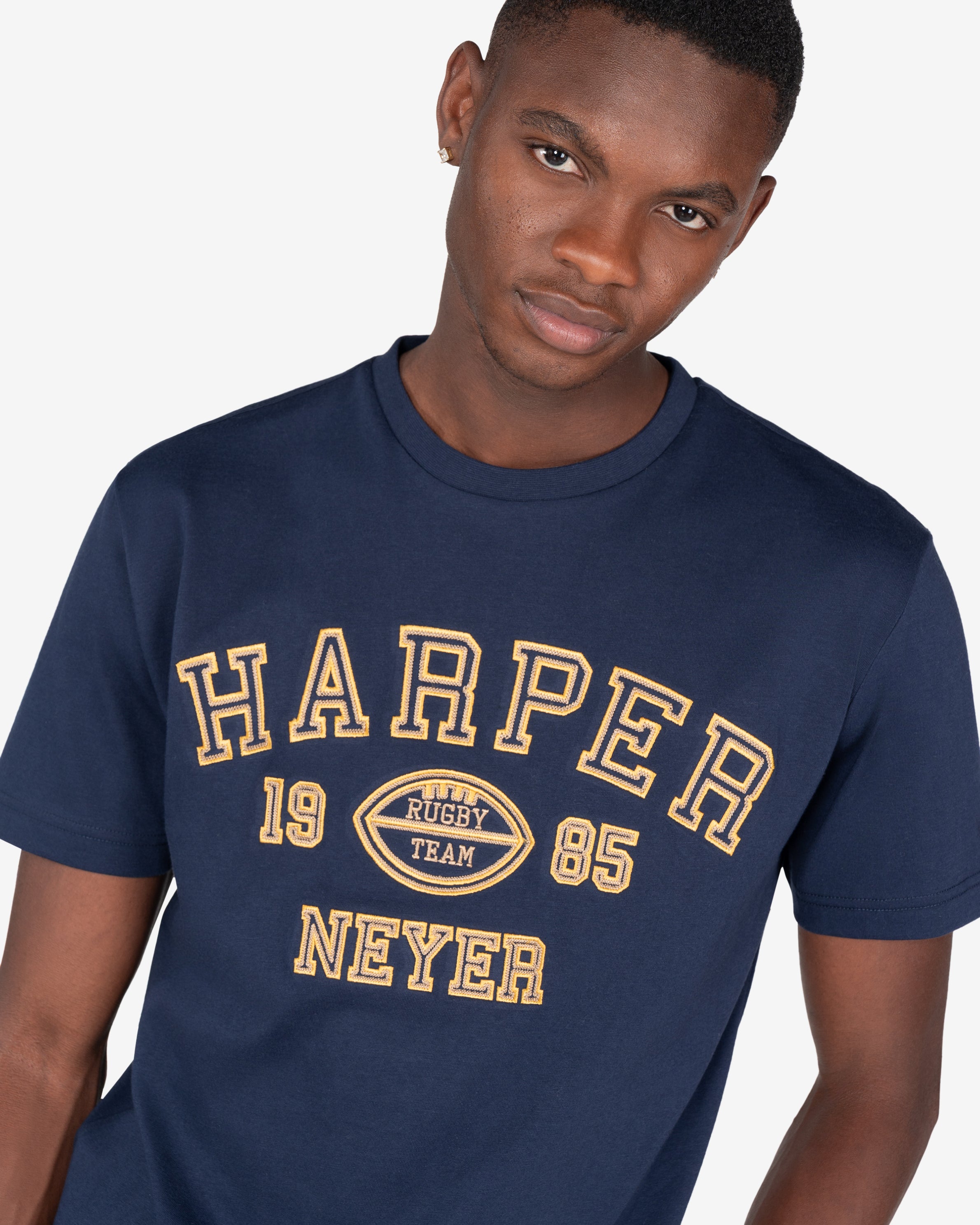 Camiseta Rugby de Harper & Neyer en azul marino, look preppy con gráfico frontal