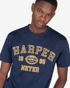 Camiseta Rugby de Harper & Neyer en azul marino, look preppy con gráfico frontal