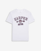 Camiseta Rugby de Harper & Neyer en blanco, vista frontal con gráfico college de rugby estampado en azul marino y burdeos