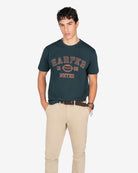 Camiseta Rugby de Harper & Neyer en verde botella, detalle del gráfico college de rugby bordado