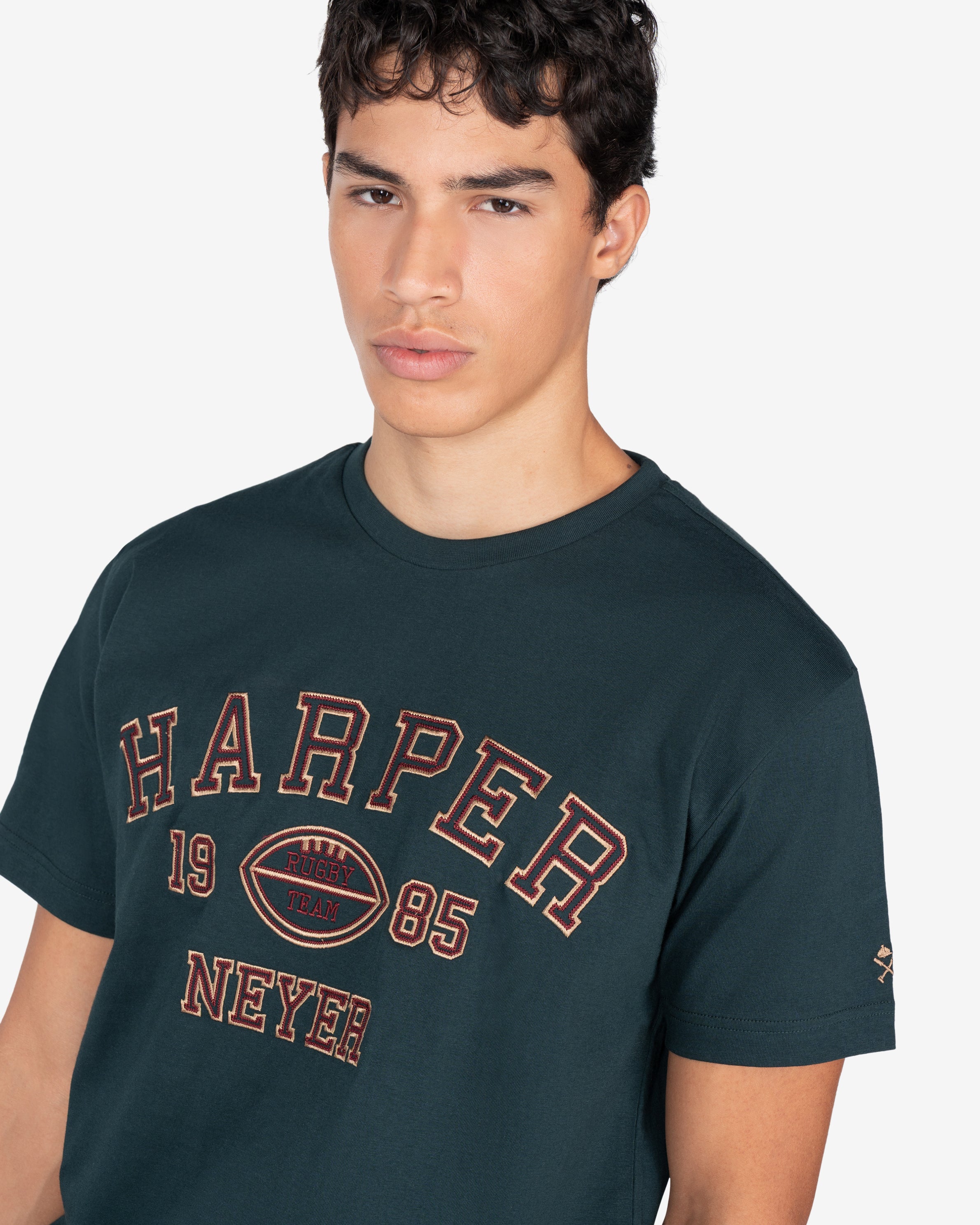 Camiseta Rugby de Harper & Neyer en verde botella, look preppy con chino beige
