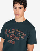 Camiseta Rugby de Harper & Neyer en verde botella, look preppy con chino beige