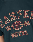 Camiseta Rugby de Harper & Neyer en verde botella, look preppy vista trasera