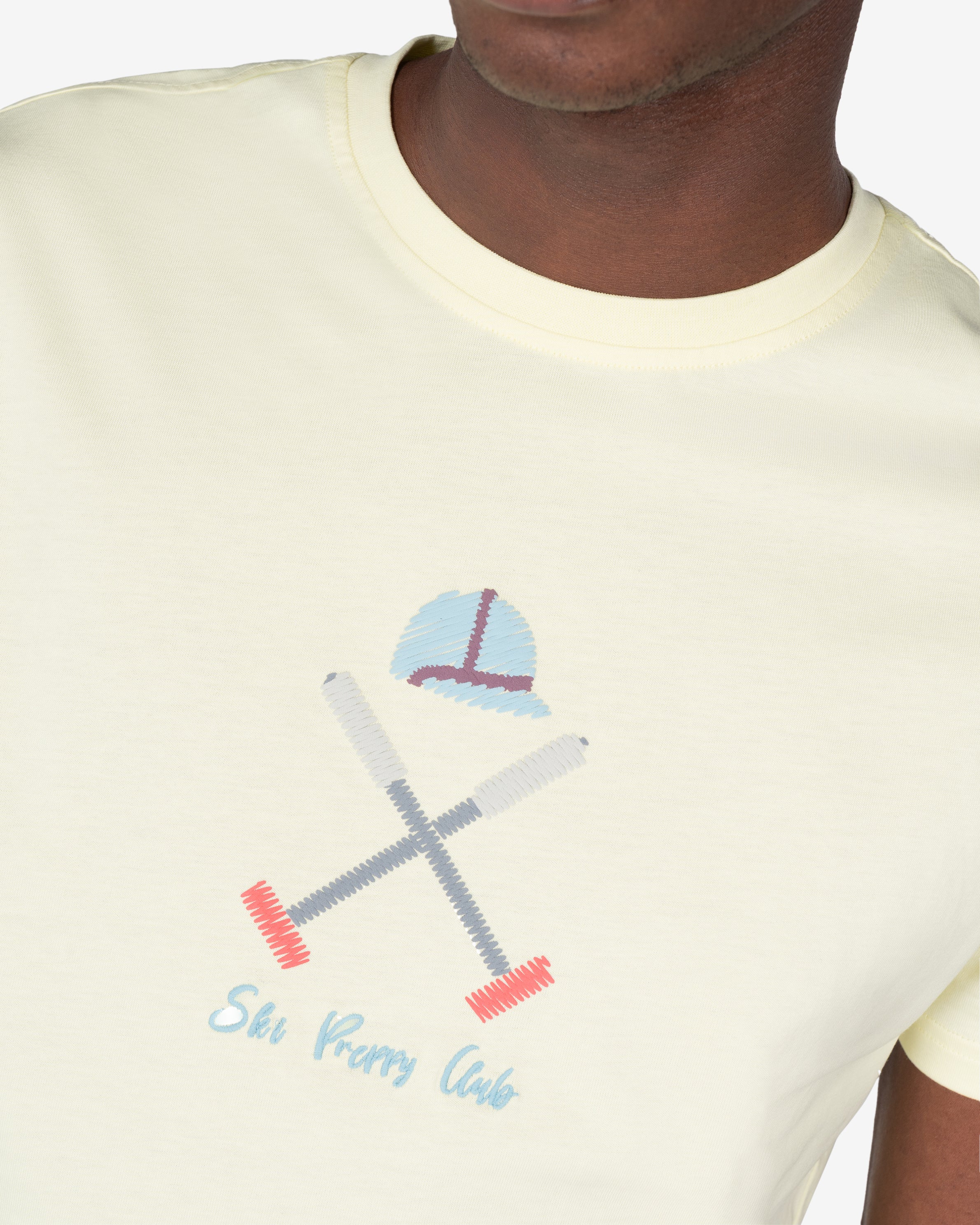Detalle del bordado Ski Preppy Club en hilo scribble policromo de la camiseta VERMONT de Harper & Neyer