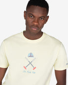 Camiseta VERMONT de Harper & Neyer en amarillo mantequilla, plano medio con bordado frontal visible