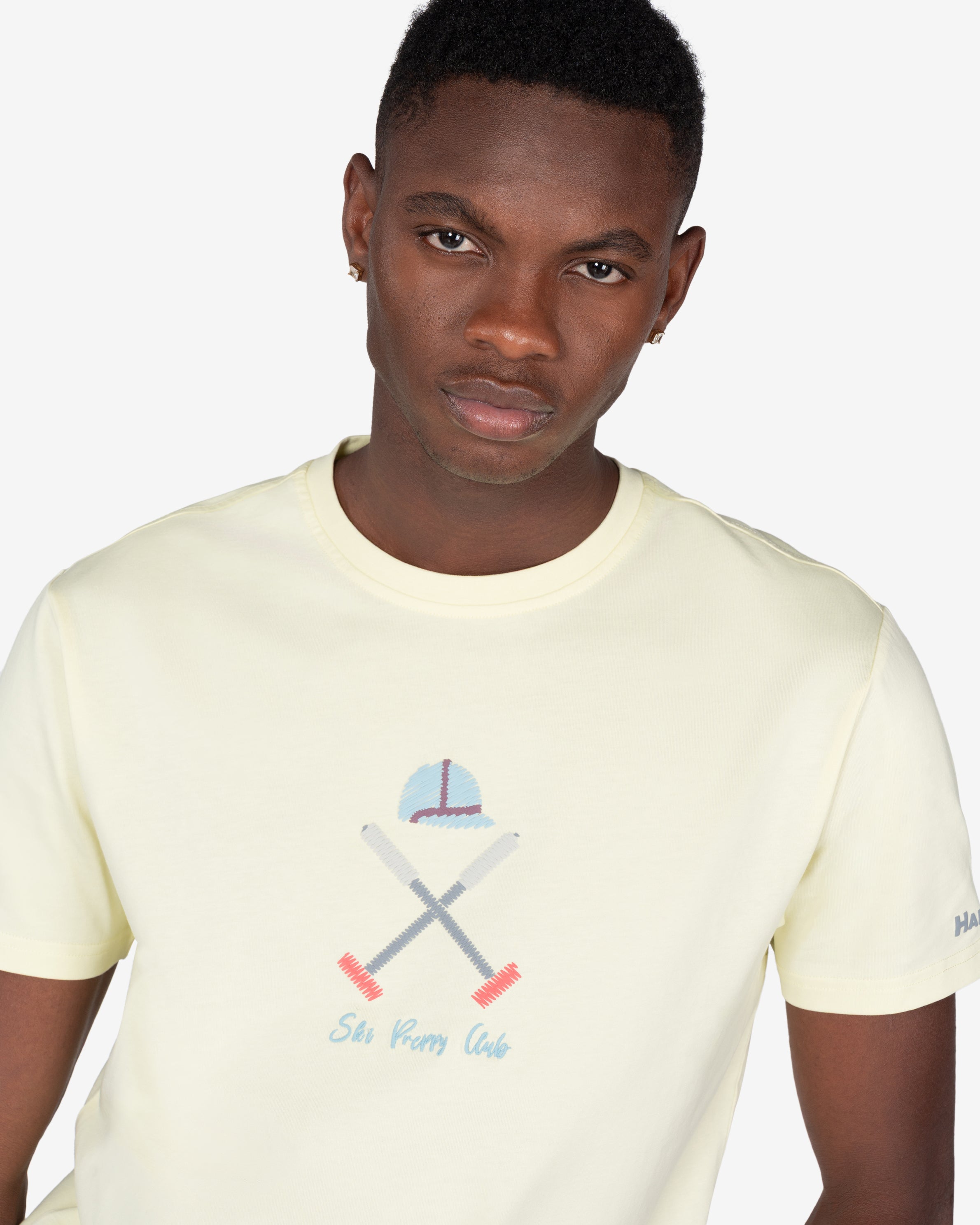 Camiseta VERMONT de Harper & Neyer en amarillo mantequilla, plano medio con bordado frontal visible
