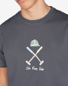 Detalle del bordado Ski Preppy Club en hilo scribble pastel de la camiseta VERMONT antracita de Harper & Neyer