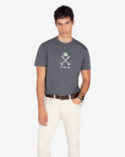 Camiseta VERMONT antracita de Harper & Neyer, look frontal con vaquero blanco crudo y cinturón de piel marrón