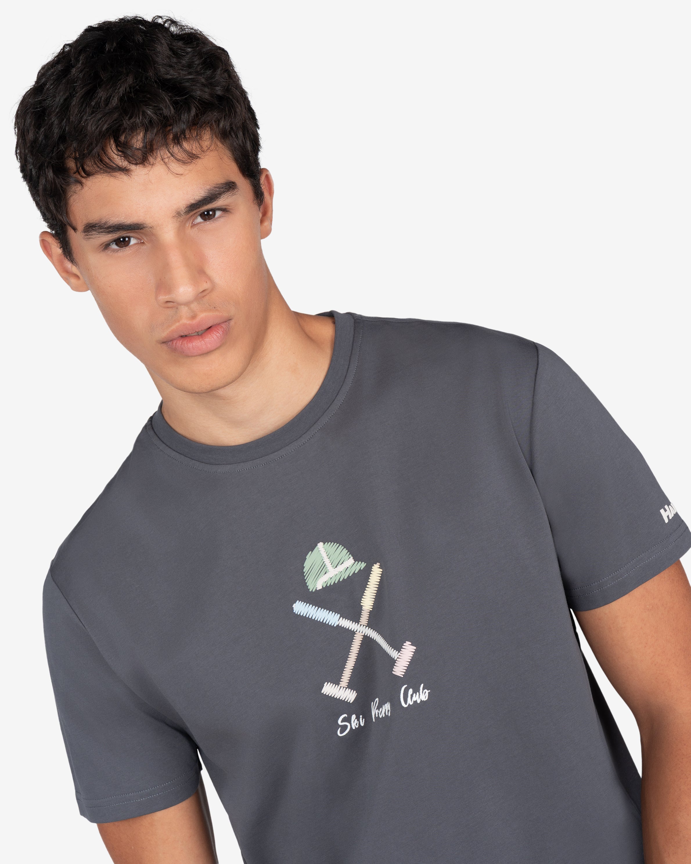 Camiseta VERMONT de Harper & Neyer en antracita, plano medio con bordado frontal en tonos suaves