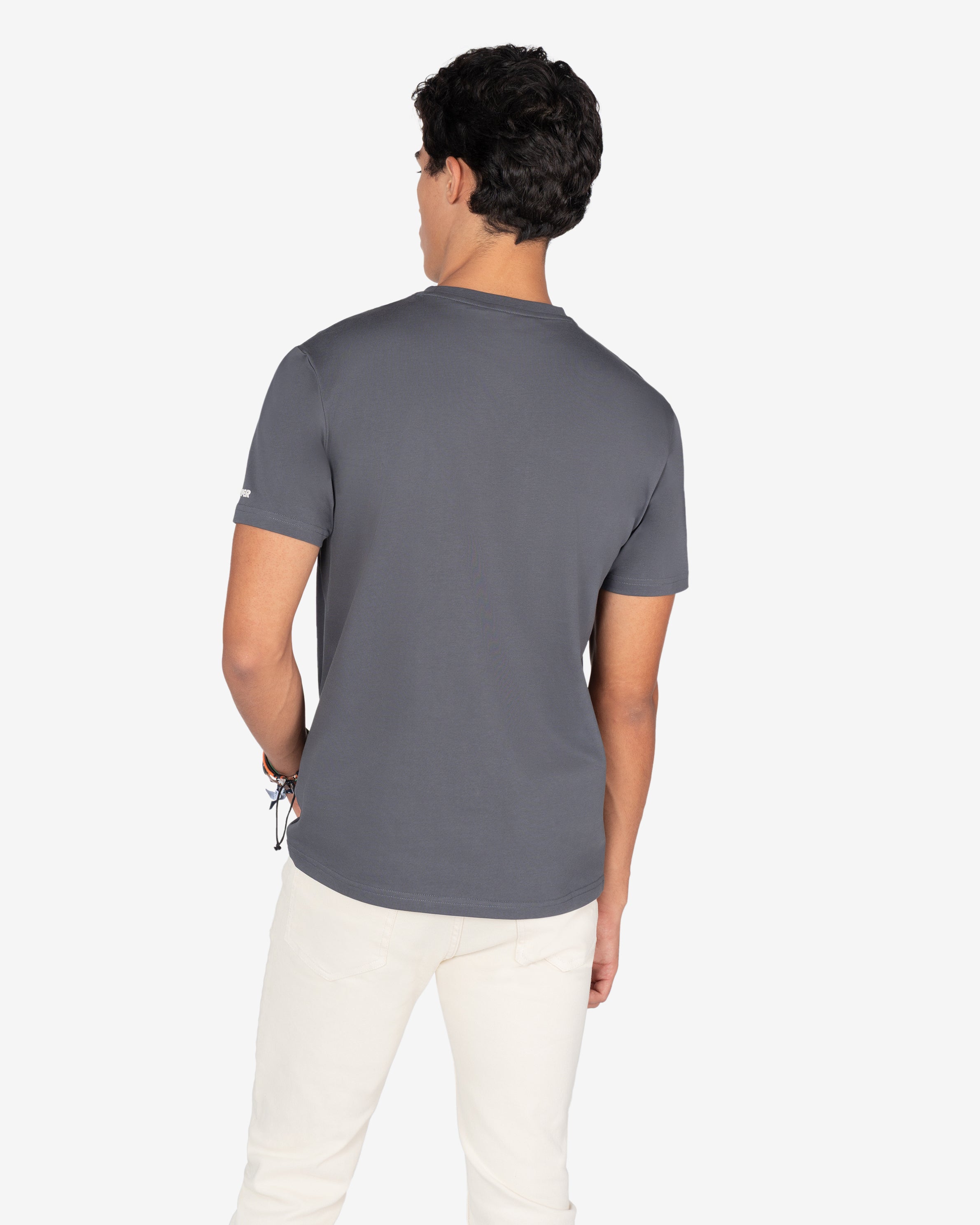 Camiseta VERMONT antracita de Harper & Neyer, look trasero con vaquero blanco crudo