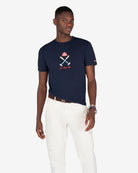Camiseta VERMONT azul marino de Harper & Neyer, look frontal con cargo blanco crudo y cinturón de piel marrón