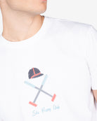 Detalle del bordado Ski Preppy Club en hilo scribble policromo de la camiseta VERMONT blanca de Harper & Neyer