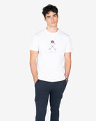 Camiseta VERMONT blanca de Harper & Neyer, look frontal con jogger cargo azul marino