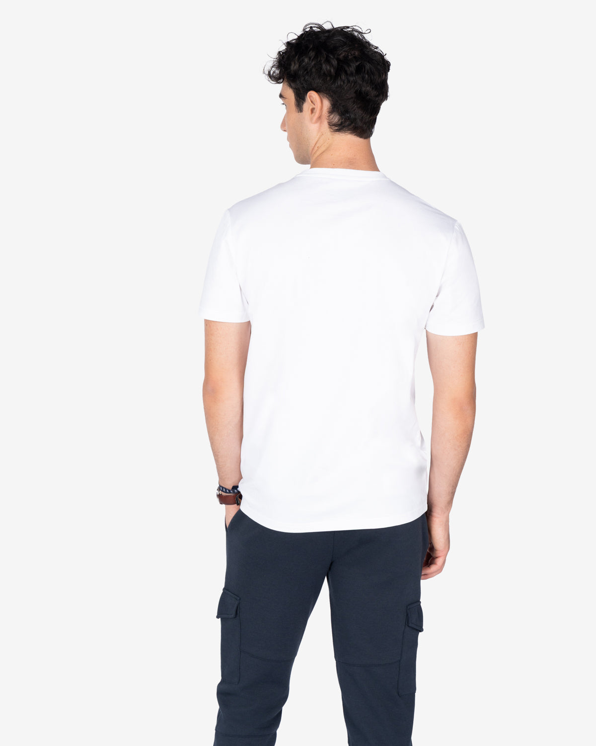 Camiseta VERMONT blanca de Harper & Neyer, look trasero con jogger cargo azul marino