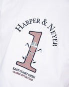 Detalle del estampado universitario bordado con casco de polo en la camiseta WINNER de Harper & Neyer