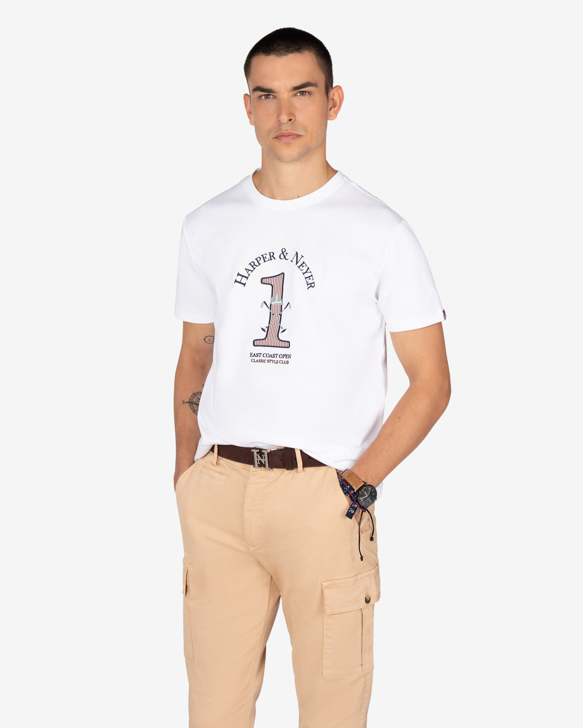 Camiseta WINNER blanca de Harper & Neyer, look frontal con pantalón cargo beige y cinturón marrón