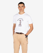 Camiseta WINNER blanca de Harper & Neyer, look frontal con pantalón cargo beige y cinturón marrón