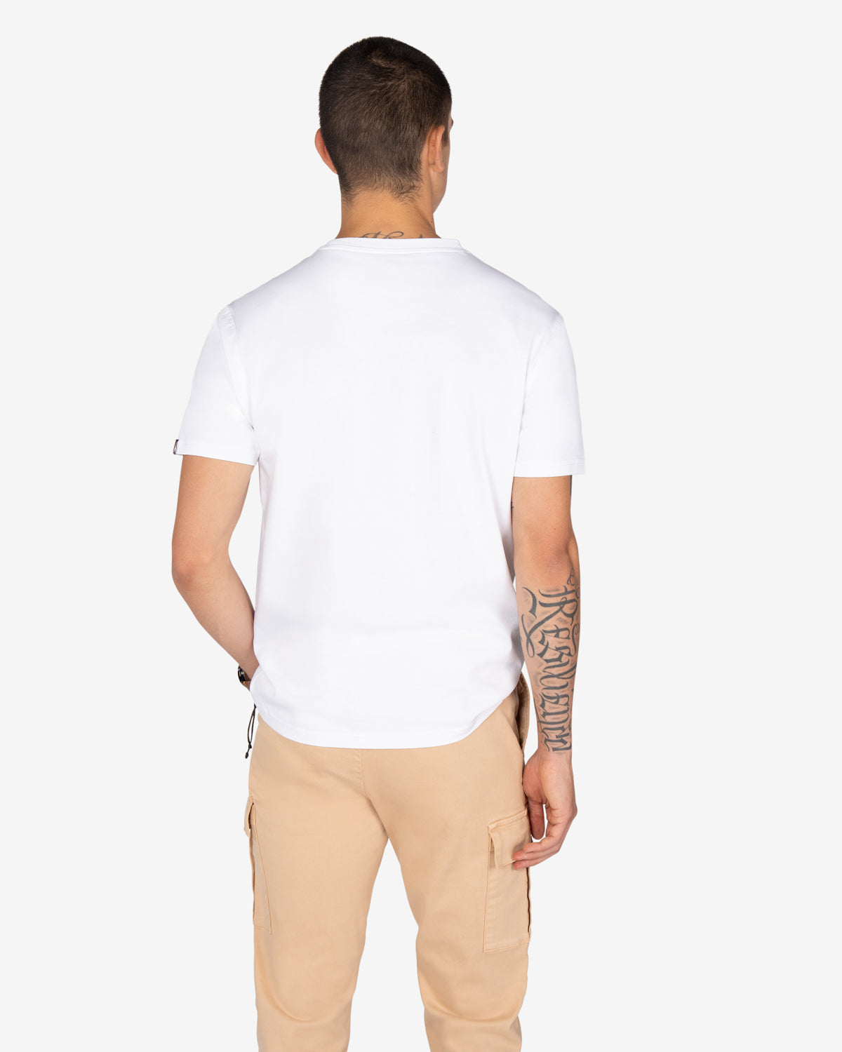 Camiseta WINNER blanca de Harper & Neyer, vista trasera con modelo y pantalón cargo beige
