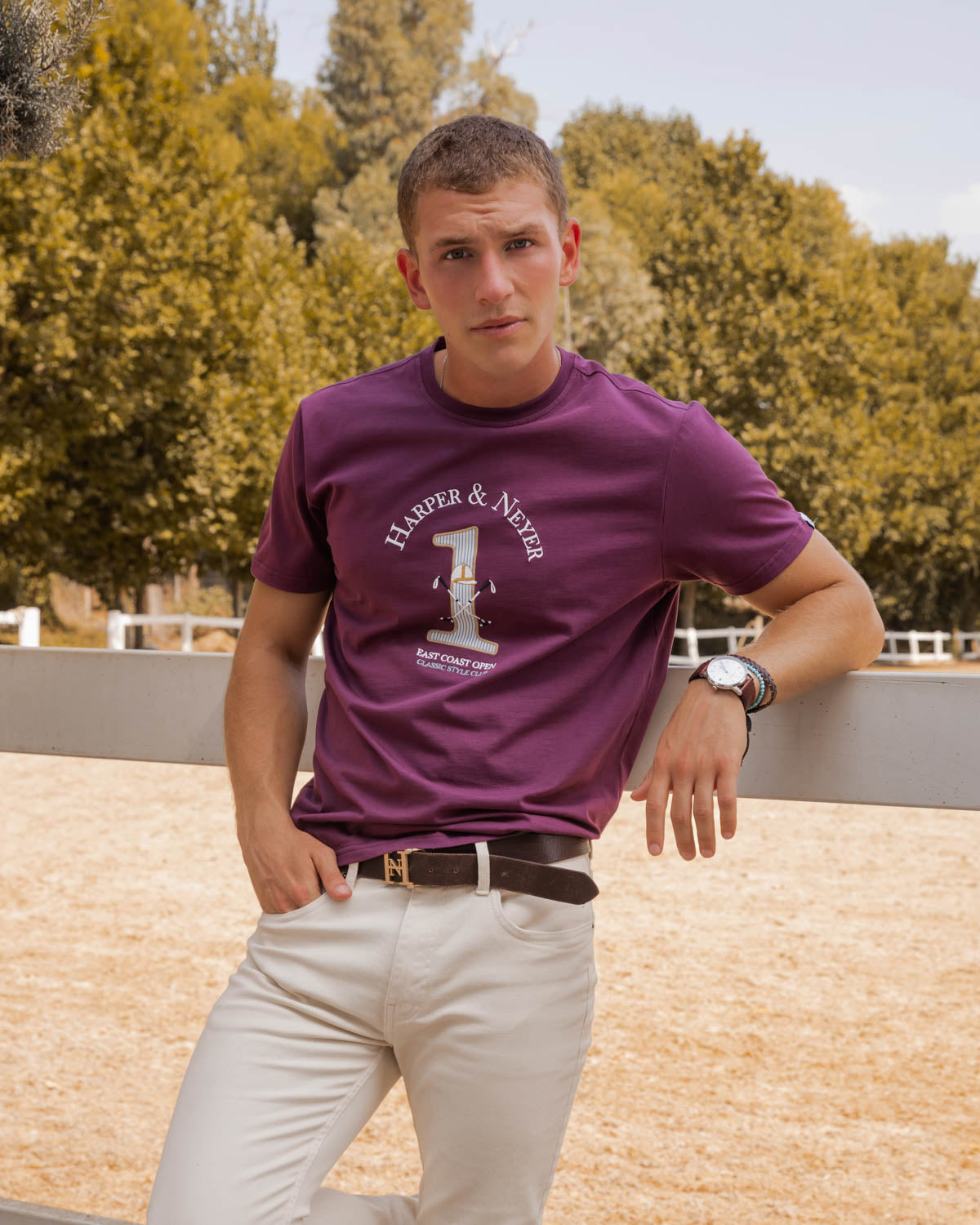 Camiseta WINNER burdeos de Harper & Neyer, look de campaña en exterior con pantalón claro y cinturón