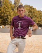 Camiseta WINNER burdeos de Harper & Neyer, look de campaña en exterior con pantalón claro y cinturón