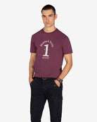 Camiseta WINNER burdeos de Harper & Neyer, look frontal con pantalón cargo negro y cinturón marrón