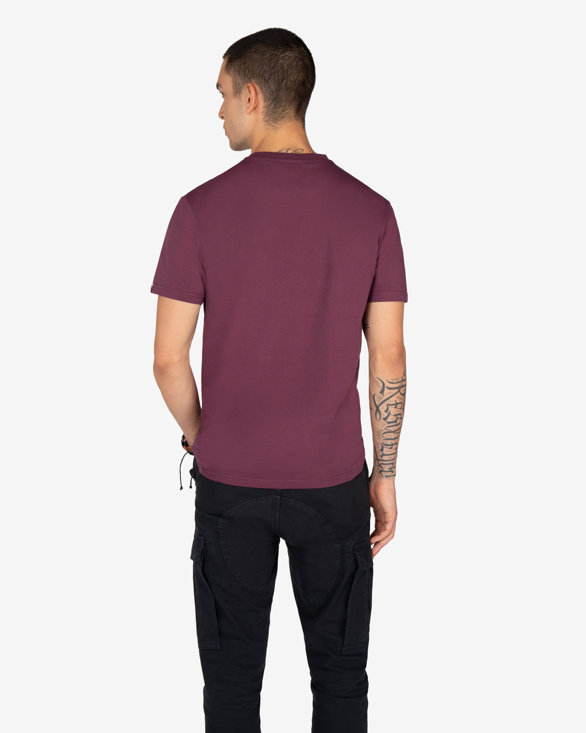 Camiseta WINNER burdeos de Harper & Neyer, vista trasera con modelo y pantalón cargo negro