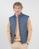 Chaleco ICON de Harper & Neyer en azul marino, vista frontal completa con modelo