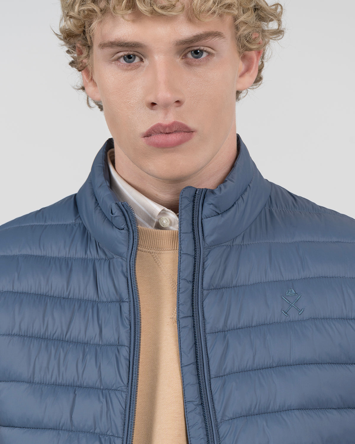 Chaleco ICON acolchado azul marino de Harper & Neyer, vista frontal con cuello alto y cremallera
