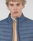 Chaleco ICON acolchado azul marino de Harper & Neyer, vista frontal con cuello alto y cremallera