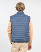 Chaleco ICON acolchado azul marino de Harper & Neyer, vista trasera con modelo