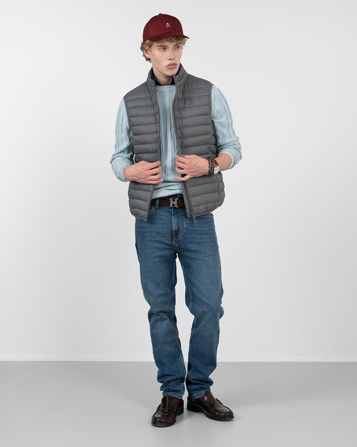 Chaleco ICON acolchado gris humo de Harper & Neyer, vista frontal completa con modelo