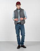Chaleco ICON acolchado gris humo de Harper & Neyer, vista frontal completa con modelo