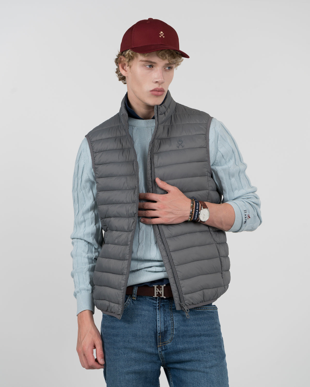 Chaleco ICON acolchado gris humo de Harper & Neyer, vista frontal con cuello alto y cremallera