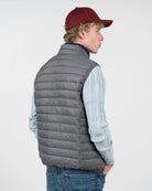 Chaleco ICON de Harper & Neyer en gris humo, vista trasera con modelo