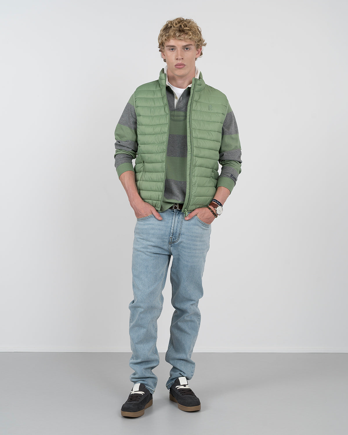 Chaleco ICON acolchado verde militar de Harper & Neyer, vista frontal completa con modelo