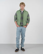 Chaleco ICON acolchado verde militar de Harper & Neyer, vista frontal completa con modelo