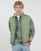 Chaleco ICON acolchado verde militar de Harper & Neyer, vista frontal con cuello alto y cremallera
