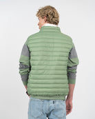 Chaleco ICON de Harper & Neyer en verde militar, vista trasera con modelo