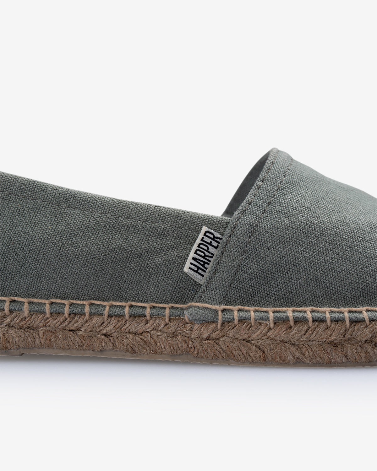 Detalle lateral de la Espadrille Icon en canvas verde gris con etiqueta Harper y costura de yute trenzado