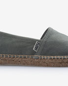 Detalle lateral de la Espadrille Icon en canvas verde gris con etiqueta Harper y costura de yute trenzado