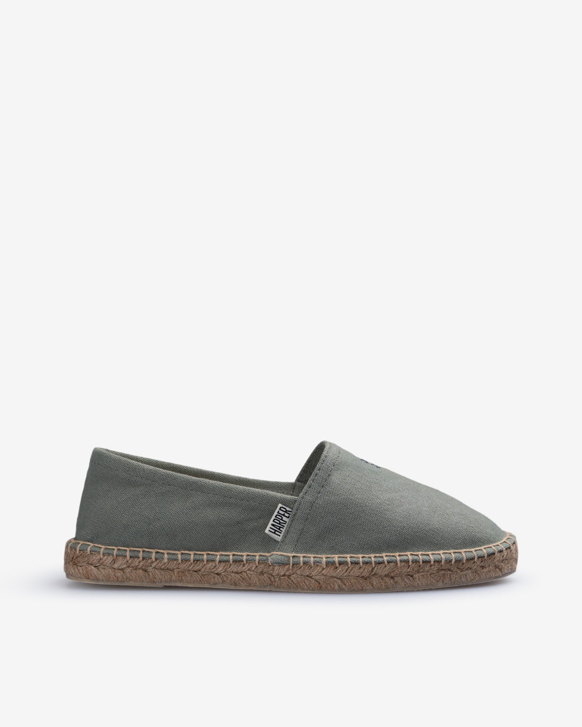 Espadrille Icon de Harper & Neyer en tejido canvas verde gris, vista lateral con etiqueta Harper y suela de yute trenzado