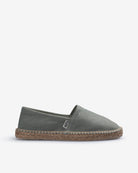 Espadrille Icon de Harper & Neyer en tejido canvas verde gris, vista lateral con etiqueta Harper y suela de yute trenzado