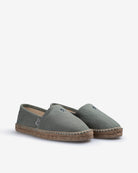 Espadrille Icon en canvas verde gris, vista frontal del par con logo de la marca bordado en azul marino y suela de yute