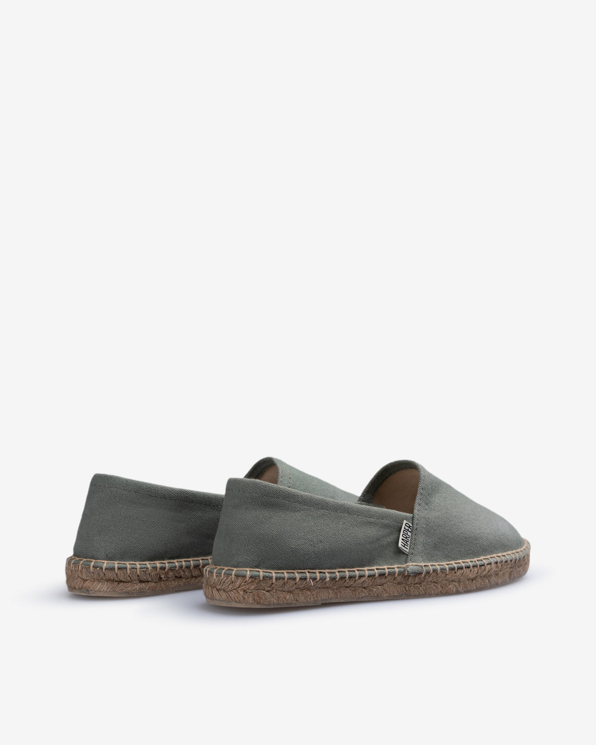 Par de espadrilles Icon en canvas verde gris, vista trasera con etiqueta Harper lateral y suela de yute natural