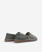 Par de espadrilles Icon en canvas verde gris, vista trasera con etiqueta Harper lateral y suela de yute natural