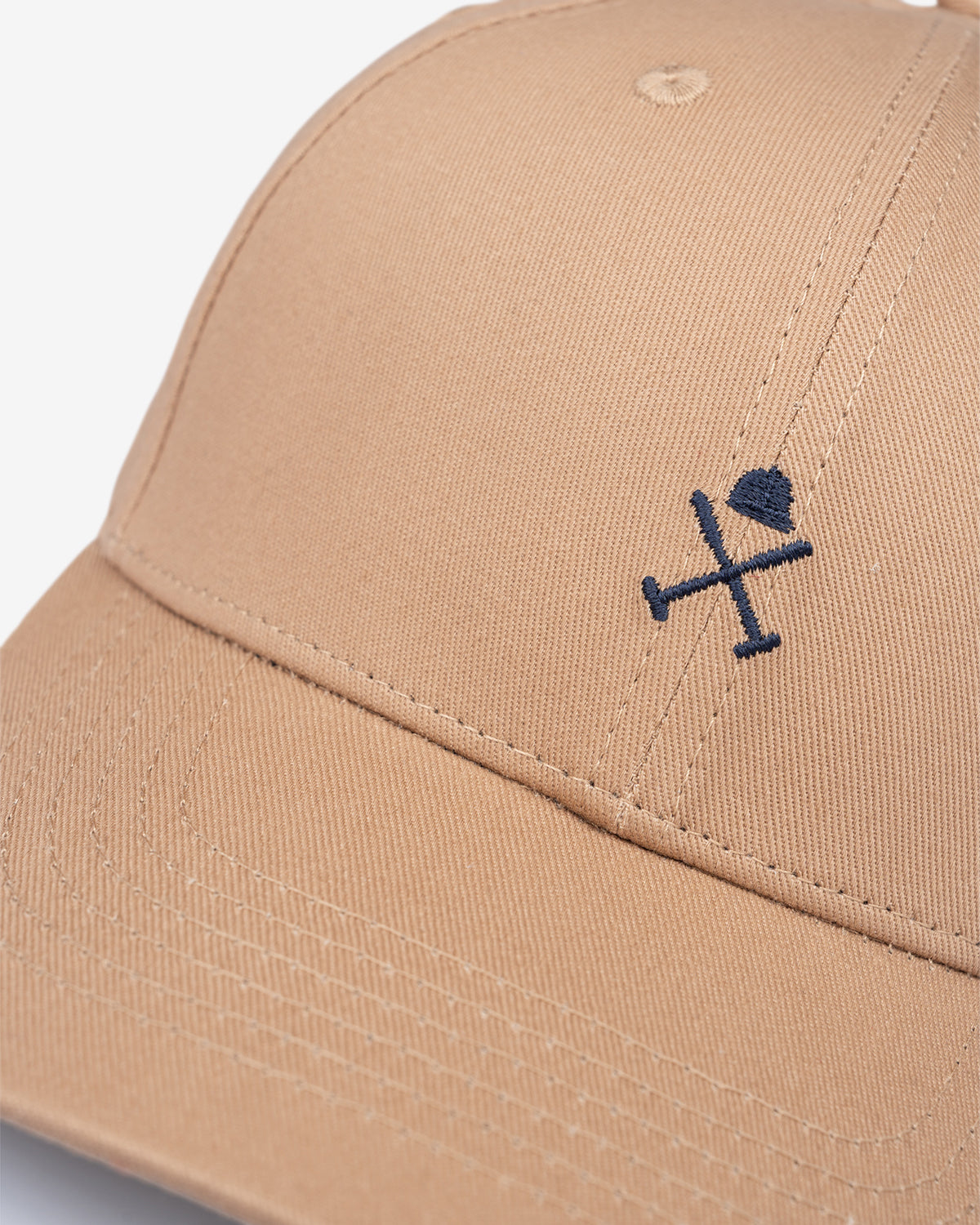 Detalle del bordado azul marino del casco y los mazos en la gorra ICON COLOR beige tostado de Harper & Neyer