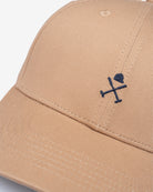 Detalle del bordado azul marino del casco y los mazos en la gorra ICON COLOR beige tostado de Harper & Neyer